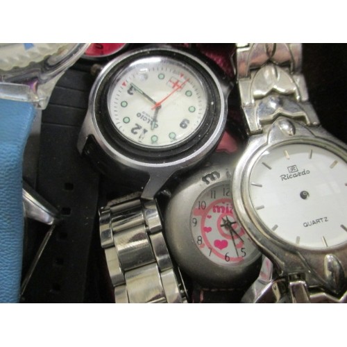 52 - VERY LARGE COLLECTION OF MIXED WATCHES, SOME WORKING SOME NOT