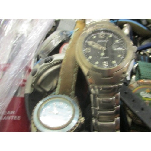 52 - VERY LARGE COLLECTION OF MIXED WATCHES, SOME WORKING SOME NOT