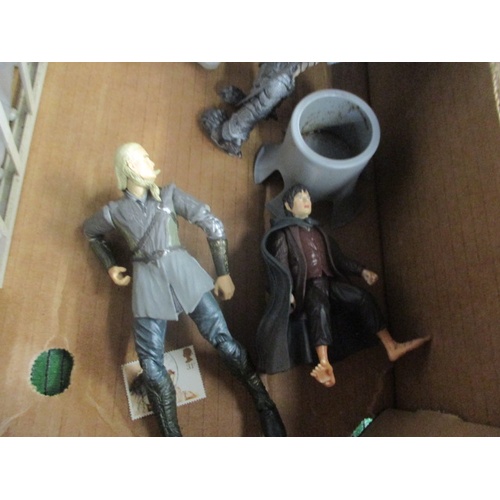 171 - BOX OF MIXED LORD OF THE RINGS  FIGURES AND WAR HAMMER