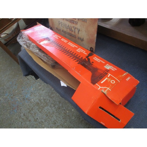 257 - BLACK AND DECKER SUPER HEDGE TRIMMER ATTACHMENT D962
