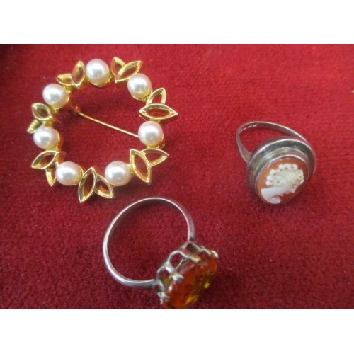 12 - A VINTAGE BROOCH, A CAMEO RING AND AN OVERSIZED ORANGE GLASS STONE SET IN A SILVER RING