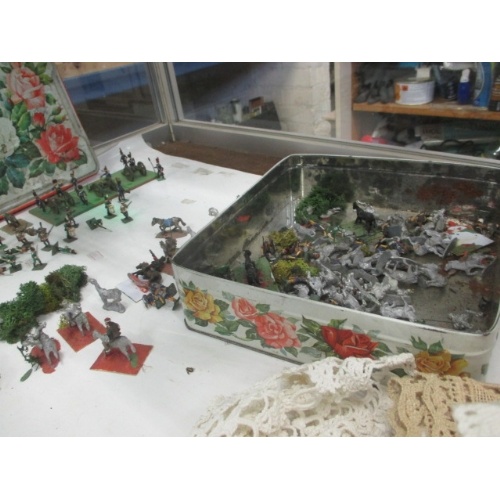 279B - LARGE COLLECTION OF MINIATURE LEAD SOLDIERS AND MORE, FOR BATTLE GAMES