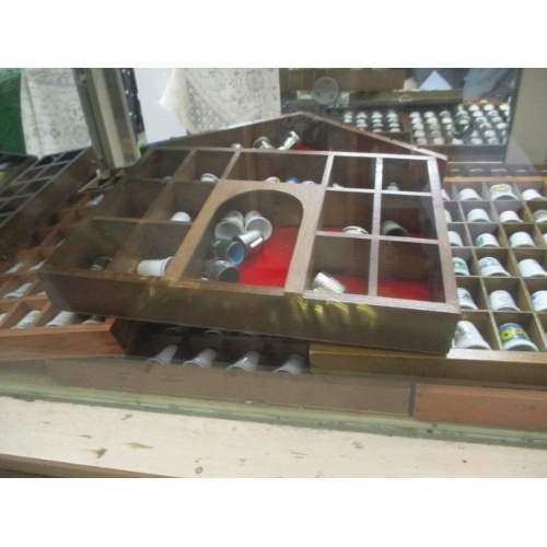 52a - LARGE COLLECTION OF THIMBLES AND SMALL DISPLAY RACKS