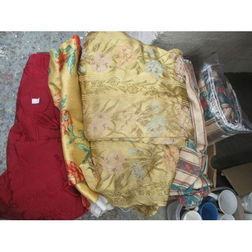 172 - QUANTITY OF MIXED FABRIC FOR UPHOLSTERY OR  CRAFTS