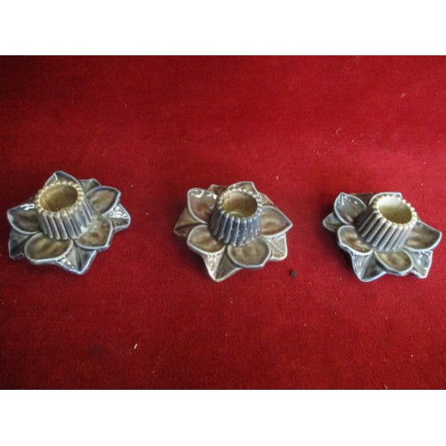 215 - BOX OF MIXED WADE PIECES