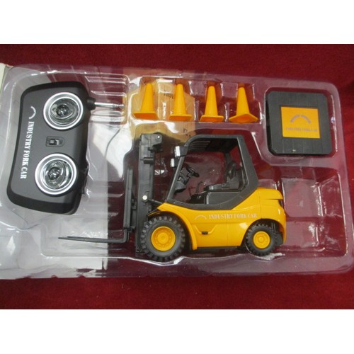 85 - RADIO CONTROLLED MINI FORKLIFT, BOXED