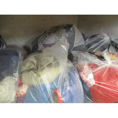 124 - QUANTITY OF BAGGED CLOTHING