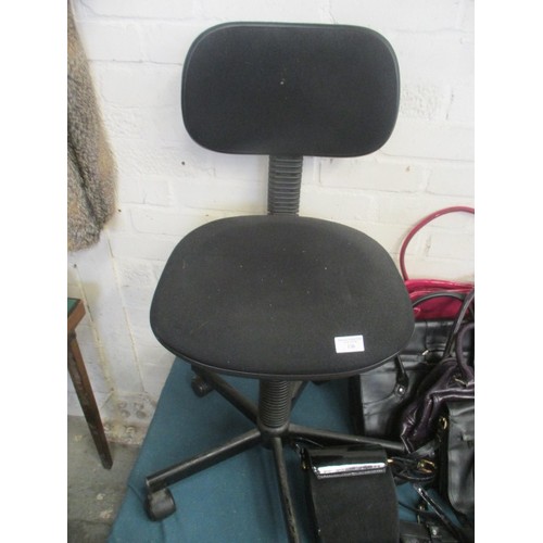 136 - BLACK UPHOLSTERD OFFICE CHAIR ON CASTORS