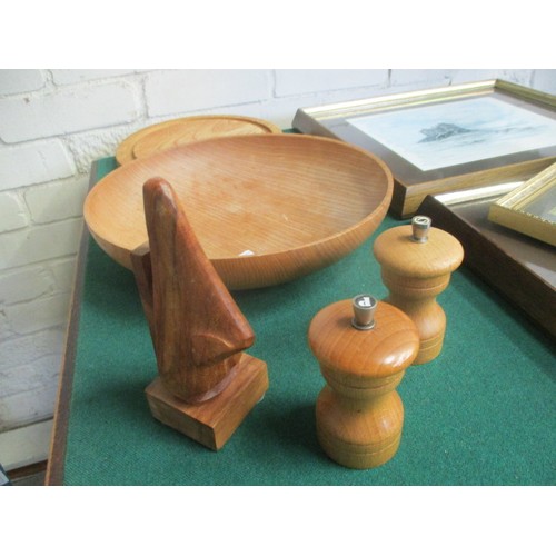 140 - SELECTION OF TREEN INCLUDING BOW, BREAD BOARD SALT AND PEPPER GRINDERS AND ONE OTHER