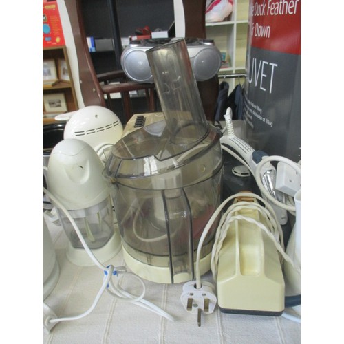 151 - LARGE MIXED ELECTRICAL LOT INCLUDING KETTLE, FOOD PROCESSOR, TOASTER, LAMP, CD PLAYER AND MORE