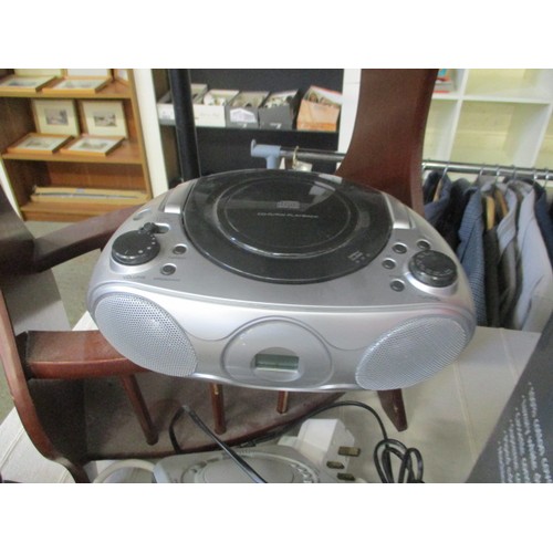 151 - LARGE MIXED ELECTRICAL LOT INCLUDING KETTLE, FOOD PROCESSOR, TOASTER, LAMP, CD PLAYER AND MORE