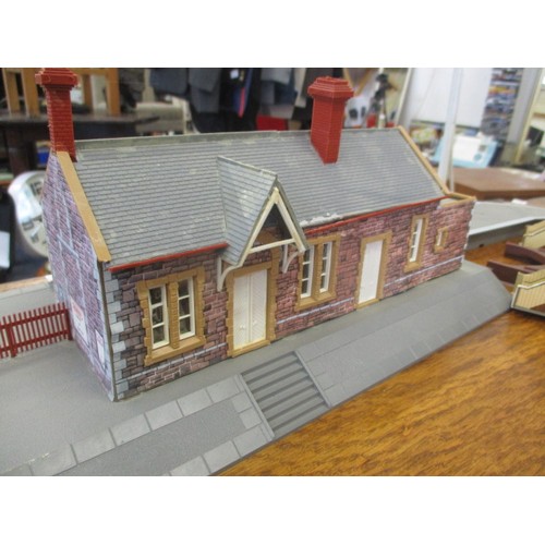 221 - QUANTITY OF MODEL RAILWAY BUILDINGS AND TRACK