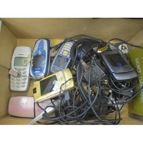 243 - BOX OF MIXED MOBILE PHONES INCLUDING SIEMENS, MOTOROLA, NOKIA PLUS CHARGERS