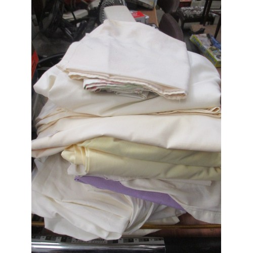 296 - QUANTITY OF BEDDING