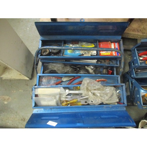 301 - BLUE METAL CANTILEVER TOOL BOX WITH SELECTION OF TOOLING