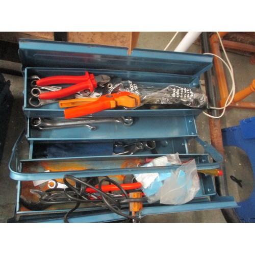 302 - BLUE METAL CANTILEVER TOOL BOX WITH SELECTION OF TOOLING