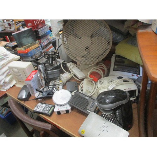 353 - SELECTION OF MIXED ELECTRICAL ITEMS INCLUDING FANS, RADIOS, CD PLAYER AND MORE