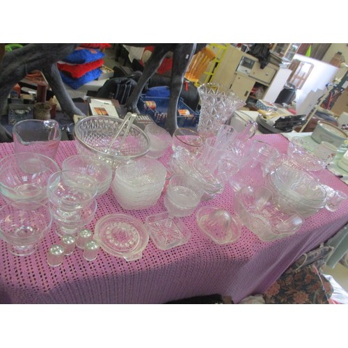 382 - LARGE SELECTION OF GLASS WARE INCLUDING FRUIT BOWLS, JUGS, VASES ETC