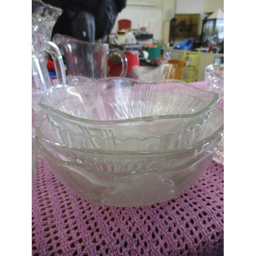 382 - LARGE SELECTION OF GLASS WARE INCLUDING FRUIT BOWLS, JUGS, VASES ETC