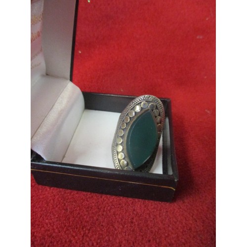 42 - VINTAGE HEAVY SILVER RING WITH GREEN STONE, SIZE K/L