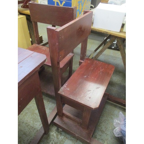 286 - CHILD VINTAGE STYLE SCHOOL DESK AND CHAIR