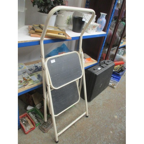 399 - METAL 2 TREAD STEP LADDER