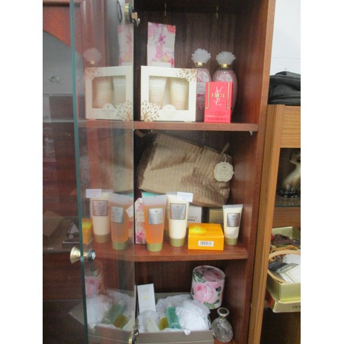 421 - SELECTION OF LADIES PERFUMES AND TOILETRIES