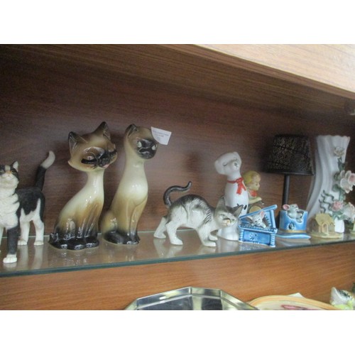 423 - SHELF OF ORNAMENTS MAINLY ANIMALS