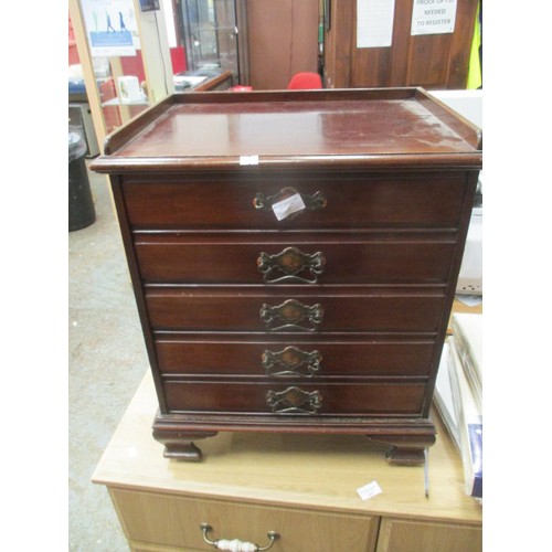 200A - VICTORIAN MAHOGANY MUSIC CABINET WITH GALLERY TOP, IN VERY GOOD CONDITION