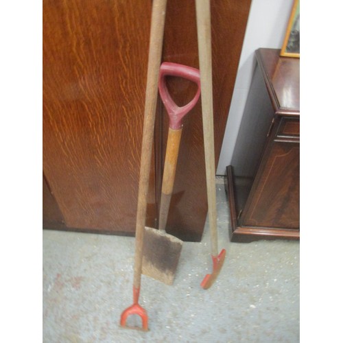 440 - GARDEN TOOLS - A SPADE, HOE AND A HALF MOON EDGER