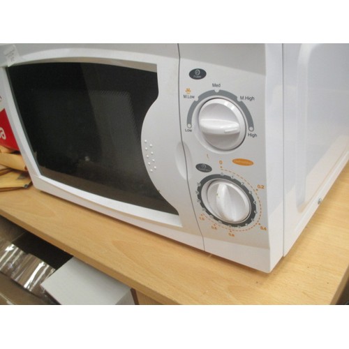 452 - MICROWAVE IN WHITE