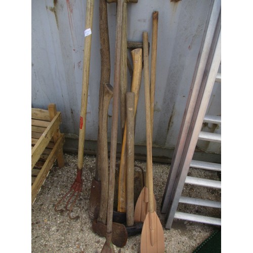 495 - GARDEN TOOLS