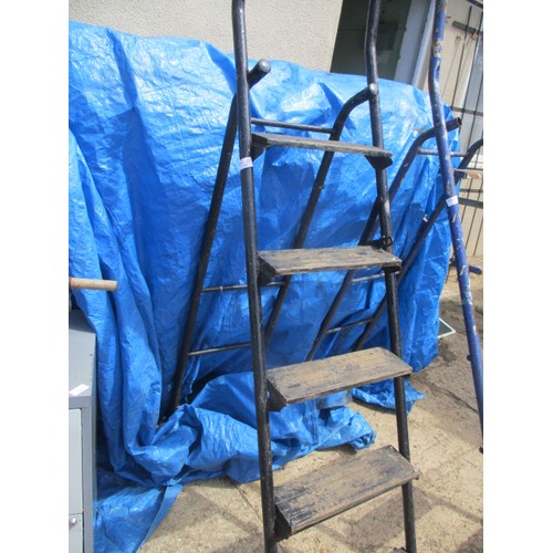 500 - METAL STEP LADDER WITH WOODEN TREADS