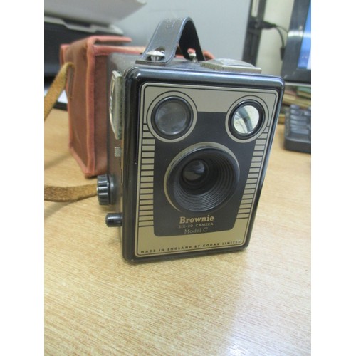 30C - EARLY BOX BROWNIE, MODEL C, CAMERA IN CASE, LOOKS ALMOST NEW, MADE BY KODAK