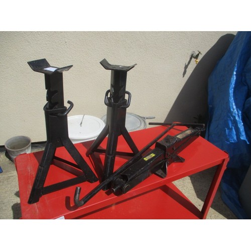 470A - HALFORDS TROLLEY JACK AND AXLE STANDS IN BLACK