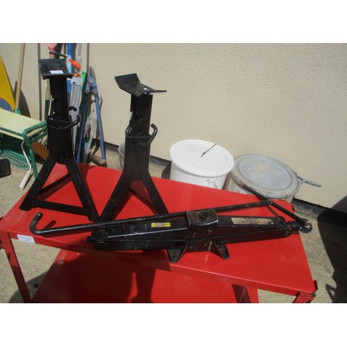 470A - HALFORDS TROLLEY JACK AND AXLE STANDS IN BLACK