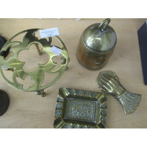 236 - SMALL COLLECTON OF BRASS NOVELTY ITEMS INCLUDING TRIVET, ASHTRAY, PAPERCLIP AND MORE