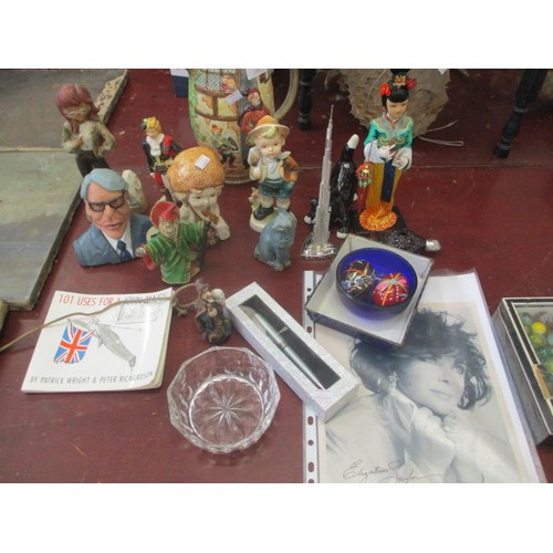 258 - MIXED LOT INCLUDING SIGNED PHOTO OF ELIZABETH TAYLOR, BOXED PEN, ORNAMENTS AND MORE