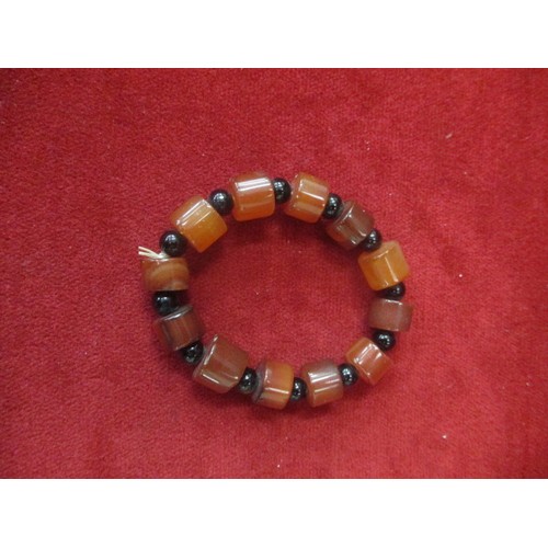 58 - VINTAGE BALTIC AMBER AND BLACK JADE ELASTICATED BRACELET