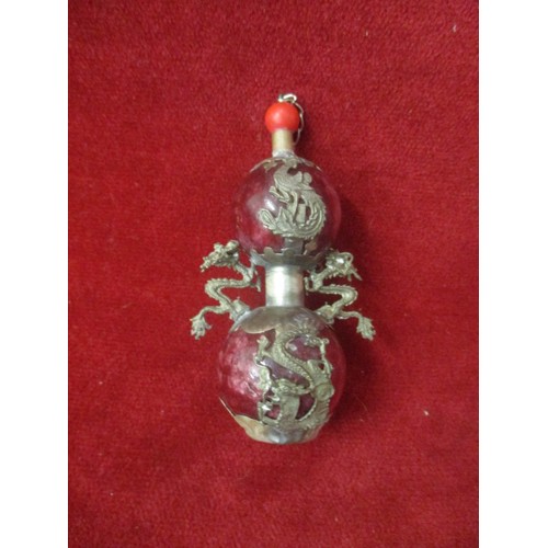 59 - VINTAGE CHINESE AGATE SNUFF BOTTLE WITH APPLIED MIAO SILVER MOUNTS