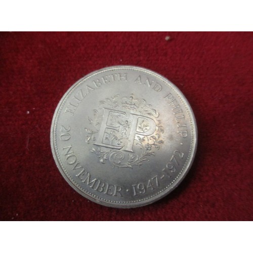 64 - ROUND WOODEN BOX OF MIXED VINTAGE COINS