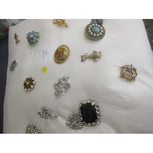 150 - 16 VINTAGE BROOCHES