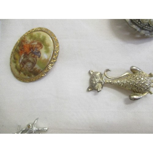 150 - 16 VINTAGE BROOCHES