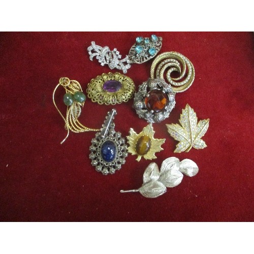 34 - 10 X VINTAGE BROOCHES INCLUDING SILVER WIRE WORK, SCOTTISH THISTLE ETC