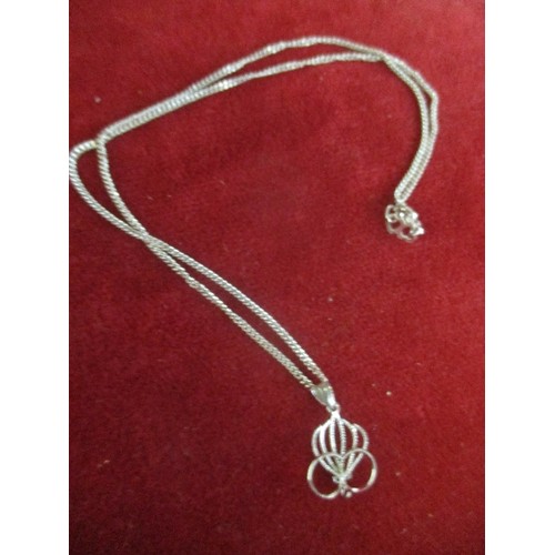 37 - 925 SILVER CHAIN WITH PENDANT. CHAIN 44CM