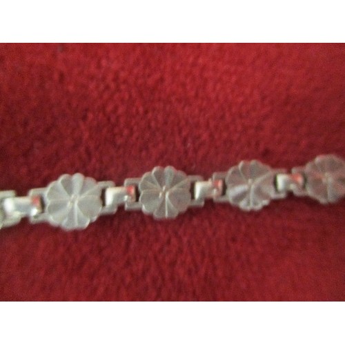 41 - SILVER BRACELET WITH SAFETY CHAIN, FLOWER SHAPED LINKS, BIRMINGHAM HALLMARK, CLASP NEEDS ATTENTION