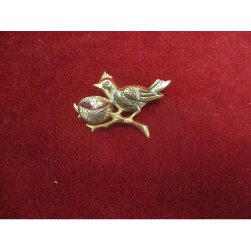 64 - A VINTAGE SPANISH TOLEDO BROOCH OF A BIRD AND NEST