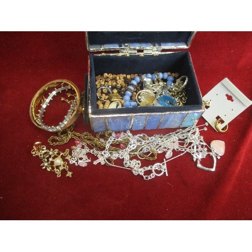 65 - A QUANTITY OF COSTUME JEWELLERY INC RINGS, NECKLACES AND PENDANTS IN A RENNIE MACKINTOSH STYLE GLASS... 