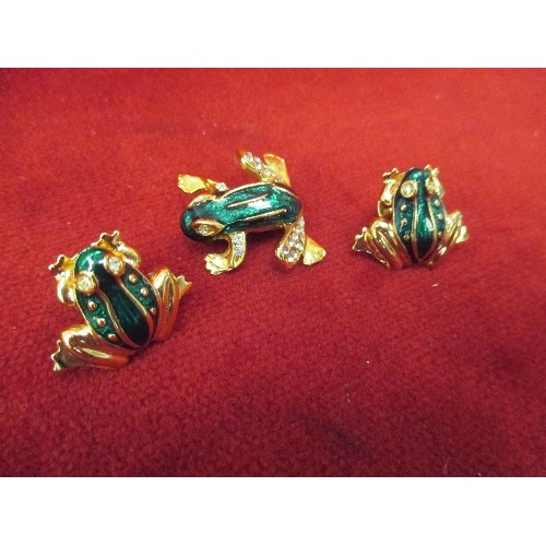 43 - GOLD METAL, GREEN  ENAMEL AND DIAMANTE  FROG BROOCH AND MATCHING TIE PINS TIE PINS
