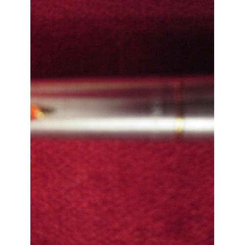 42 - COLLECTION OF 7 PENS - PARKERS GOLD NIB, 3 BARCLAY'S BANK FOUNTAIN PENS AND 3 BALLPOINT PENS